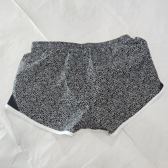 Nike Size Small Women's Black and White Running Shorts - Picture 2 of 9
